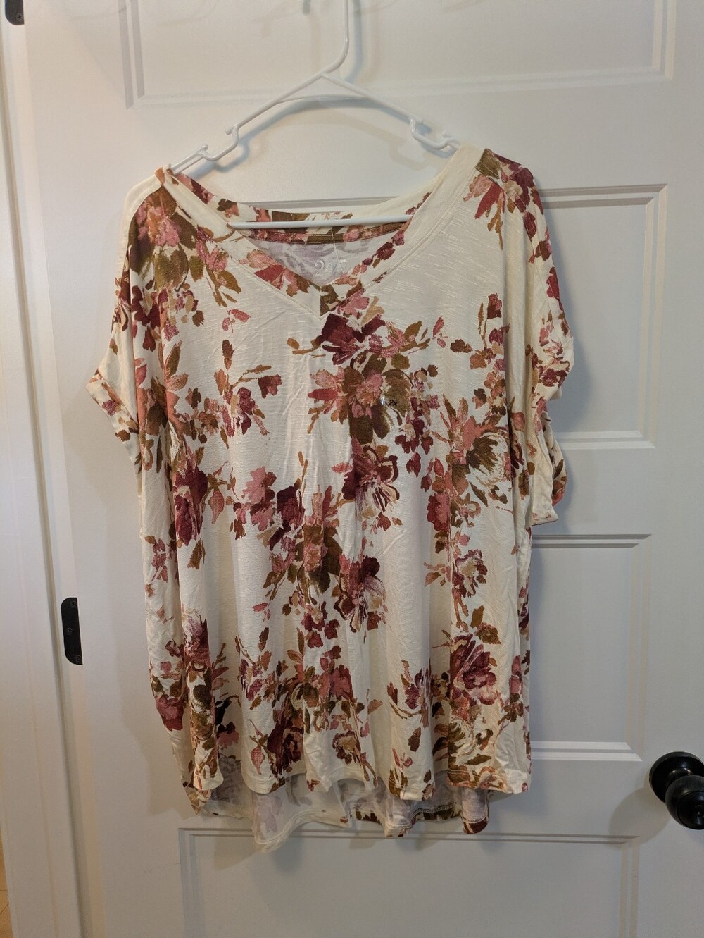 new with tags! Floral V-Neck Women’s Top in Cream and Rose